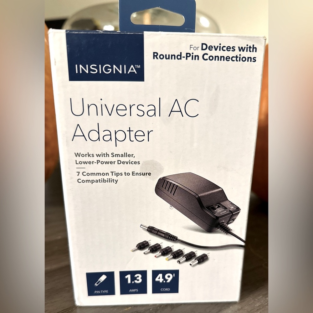 Universal AC ADAPTER - INSIGNIA For Devices with Round-Pin Connection